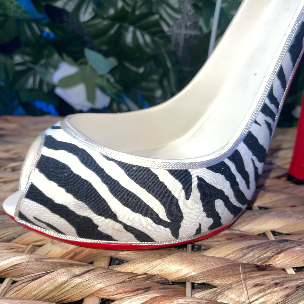 Rare find Zebra Print Peep-Toe Stiletto heel decor - Picture 3 of 5